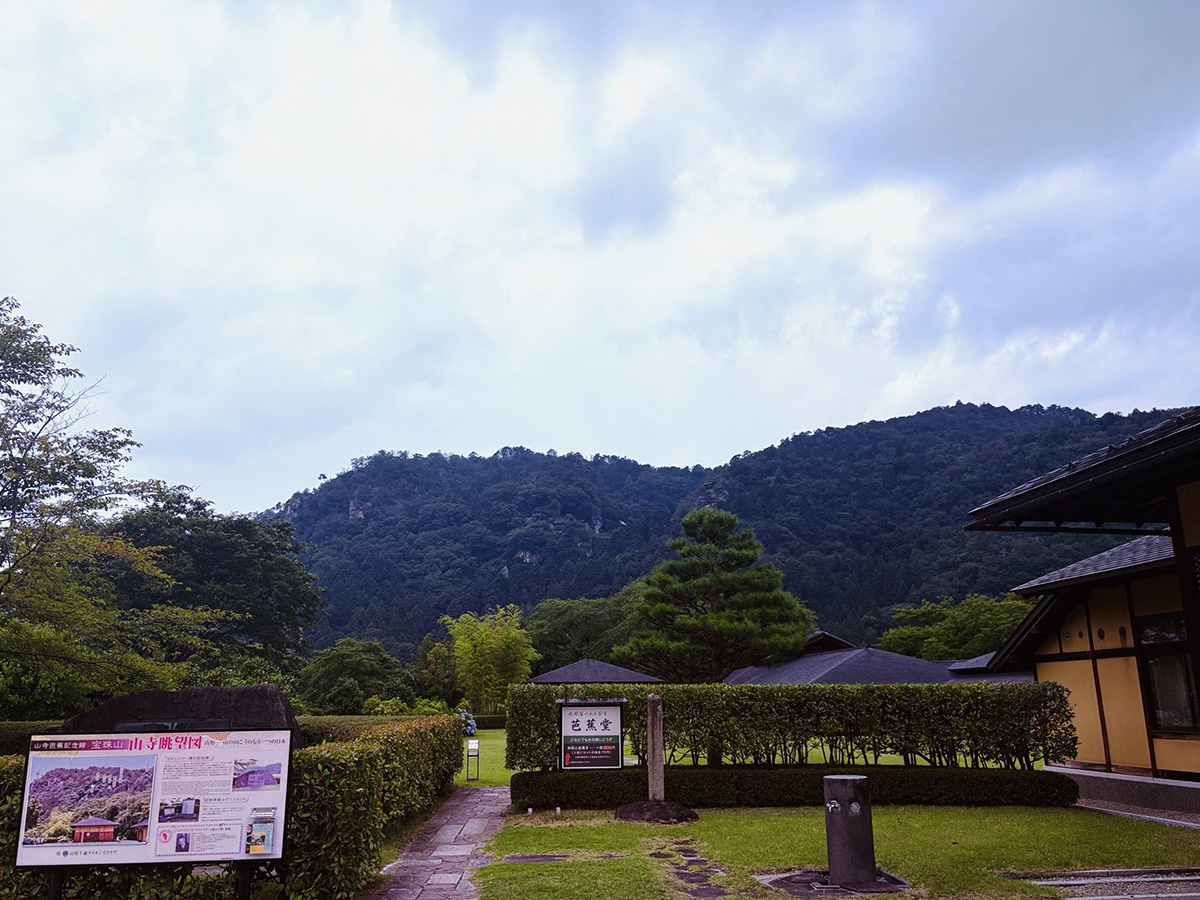 山寺の石段を下る参加者