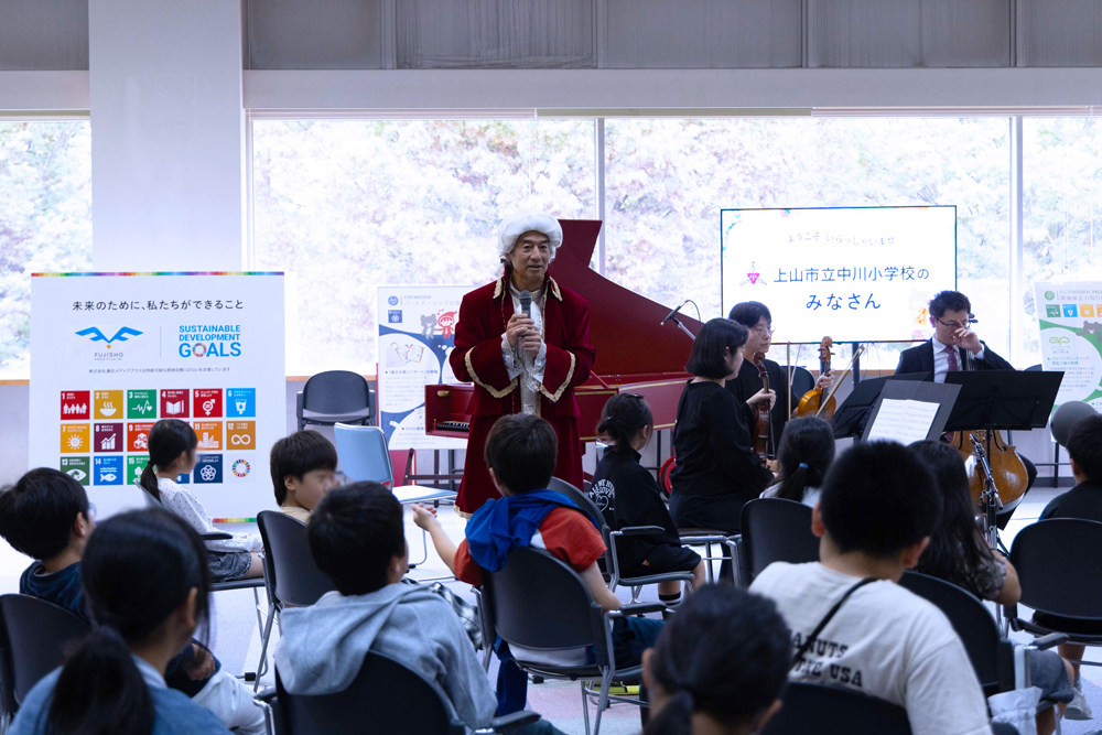 福田直樹さんと演奏者を囲んで鑑賞する児童の皆さん