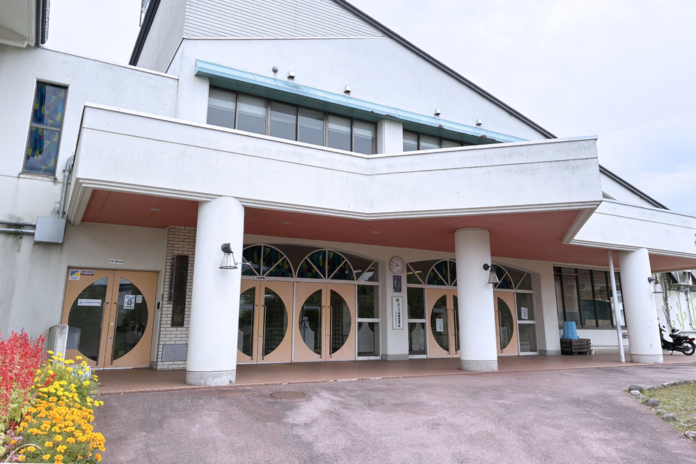 事前学習を実施した上山市立中川小学校の校舎