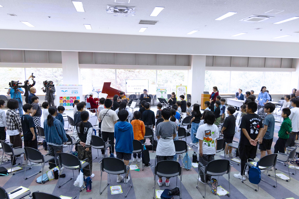 演奏に合わせて校歌を歌う中川小学校の児童の皆さん