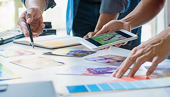 クロスメディア